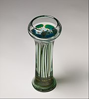 Louis Comfort Tiffany (vers 1913) Aquamarine Water Lily Vase, Verre aigue marine [Vase] Metropolitan Museum of Art, États-Unis