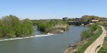 El canal cuando se conecta al río Aude. El canal tiene una pared de protección contra inundaciones del Aude con una esclusa (esclusa Moussoulens).