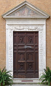 Portal da igreja (detalhe), de frente para o átrio.