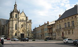 A Szent István tér: A Szent István-templom és a Bíróság (Palais de Justice)