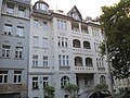 Mietshaus in geschlossener Bebauung mit Vorgarten