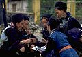 Weibliche Hmong in Trachten