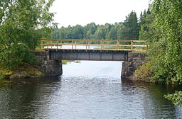 Järnvägsbron mellan sjön Saxen (närmast) och sjön Björken, Grangärde