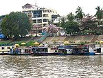 מבני העיר ובתי סירות על נהר המקונג בעיר פנום פן