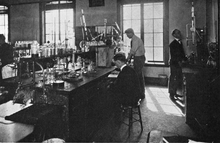 Chemists working at Caltech in 1923 Caltech chemical laboratory 1923.png