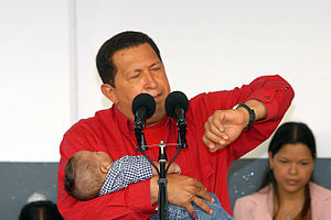 Hugo Chávez, dando sus declaraciones luego de ...