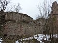 La courtine sud et les vestiges du logis.