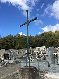 Croix du cimetière en métal.