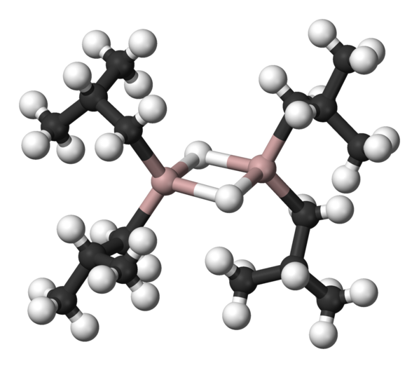 El model de barres i boles d'hidrur de diisobutilalumini, que mostra l'alumini com a rosa, el carboni com a negre i l'hidrogen com a blanc