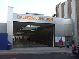 Dalston Junction stn северный вход апрель 2010.JPG