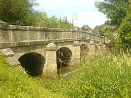 Brug over het riviertje Colombine in het dorp