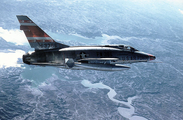 飛行するF-100D-85-NH 56-3386号機(第353戦闘訓練飛行隊所属、1960年撮影)