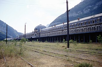 Voies et quais de la gare de Canfranc, côté français en septembre 1994.