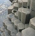 Les orgues basaltiques (ici : à la Chaussée des Géants) sont des formations géologiques de blocs hexagonaux de basalte.