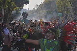 Une section du Gran Desfile est dédiée aux cultures préhispaniques indigènes du Mexique comme ici en 2023