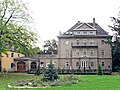 Ehemaliges Herrenhaus sowie Gutsverwalterhaus des Vorwerks Haida, mit Terrassenbrüstung zum Park und Toranlage zum Park an der Straße