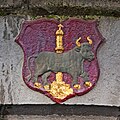 L'escut dels carnissers damunt una porta de la Halle aux Viandes de Lieja
