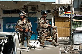 Deux soldats de l'armée irakienne montent la garde à Adhamiya, près d'un site de vote pour le référendum historique d'octobre 2005.