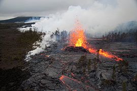 キラウエア火山の飛び散るスパター