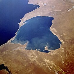 一幅拍摄于1995年的卡拉博加兹戈尔湾卫星图像