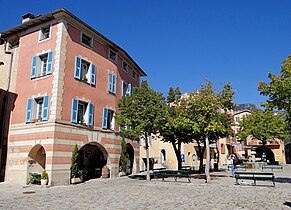 Place du village,avec la maison Blanqui et ses arcades[57].