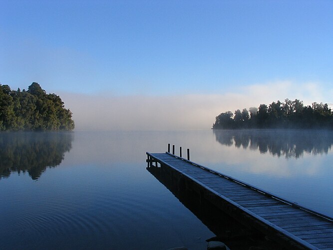 Озеро Мапурика утром (Новая Зеландия)