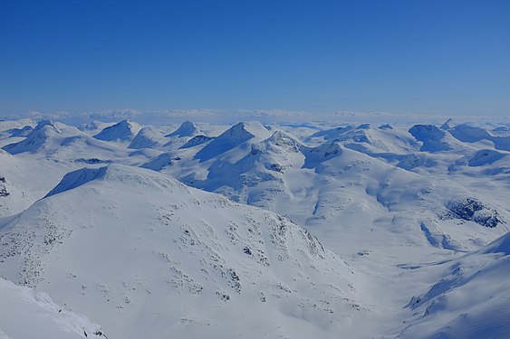 Jotunheimen (“Home of the Giants”) National Park is recognized as one of the Norway's premier hiking and fishing regions. The national park includes Northern Europe's two highest peaks: Galdhøpiggen at 2,469 metres, and Glittertind at 2,465 metres. Foto: Frankemann