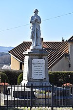 Poilu au repos (monument aux morts)