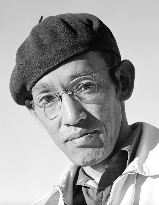 Тоџо Мијатаке, америчко-јапански фотографер који је направио тајне фотографије у америчком логору Манзанар, где су за време другог светског рата живели Јапанци из САД (1943)