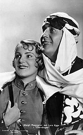 Tillsammans med Lars Egge i Ökensången på Oscarsteatern, 1932.