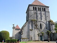 ...son porche et le monument aux morts...