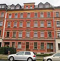 Mietshaus in geschlossener Bebauung mit Vorgarten