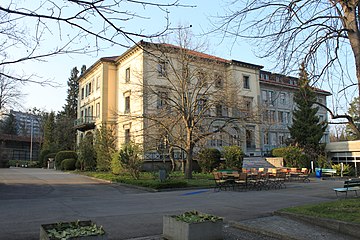 PH Freiburg: Pausenplatz zwischen Villa und Cafeteria