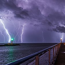 Port and lighthouse overnight storm with lightning in Port-la-Nouvelle (cropped).jpg