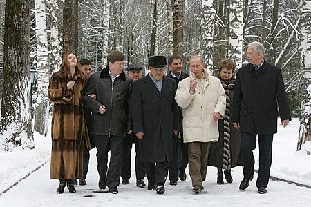 President Vladimir Putin (i hvit jakke) møter representanter fra Forent Russland på statsresidensen Zavidovo (2007). Fra venstre foran: ballerina Svetlana Zakharova, Andrej Isajev, Mintimer Shaimijev, Vladimir Putin og Boris Gryzlov.