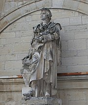פסלו של רומה דה ל'איל בצמוד לעיריית גריי