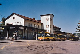 Bahnhofsgebäude mit Turmuhr (2003, vor Neubau)