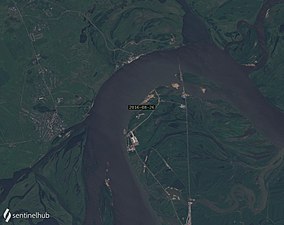 Мост на космоснимке Sentinel-2 2016 года, когда была построена только китайская половина моста