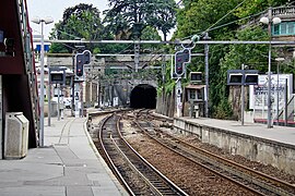 Vue de l'entrée nord du tunnel de Montretout depuis la gare de Saint-Cloud.