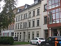 Mietshaus in geschlossener Bebauung mit Vorgarten