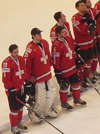 Hollenstein (vasemmalla), Reto Berra, Severin Blindenbacher, Julian Walker ja Nino Niederreiter MM-hopeamitalit kaulassa Ruotsia vastaan pelatun finaaliottelun jälkeen vuonna 2013.