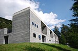 Die Frontfassade der Therme Vals