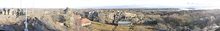 Utsikt fra øvre leirområde mot naboøya Hvasser og Oslofjorden i øst. Panorama: Tommy Gildseth, november 2008