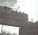 1935年“新店溪桥”的列车（洪长庚 摄）[25]。