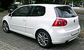 Hatchback Volkswagen Golf s nenápadným sloupkem B a širokým sloupkem C