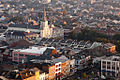 Vista panorámica de la ciudad con la catedral destacando entre los edificios.