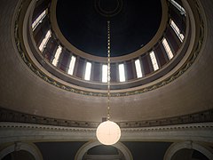 Motivo de guirnaldas en la base de la cúpula con candelabro
