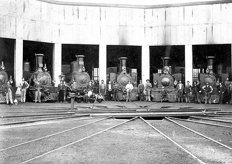 Five 46 Tonner locomotives and 32 Tonner no. 991 in the Waterval-Boven roundhouse, c. 1895
