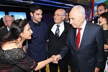 אהובה קרן עם הנשיא שמעון פרס בבכורה של הסרט "מפריח היונים" ב-2014.
