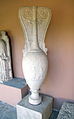 Rundplastische marmorne Loutrophoros für Agathon und Sosykrates mit Relief auf dem Körper vom Kerameikos in Athen; frühes 4. Jahrhundert v. Chr.; Kerameikos-Museum